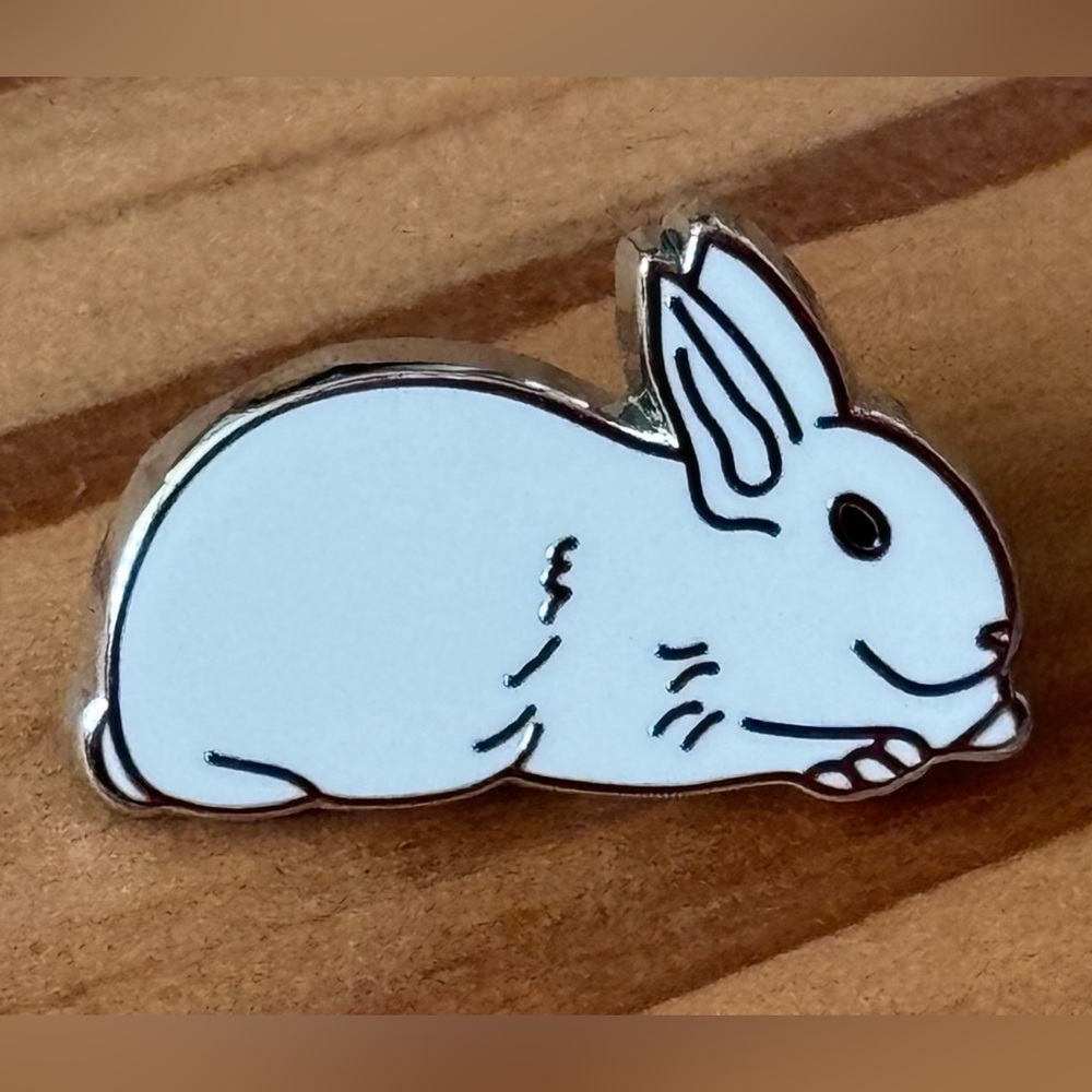 New 2016 SUPREME White Enamel Bunny Rabbit Lapel Brooch Pin Collector